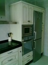 Cocina blanca con envejecido nogal