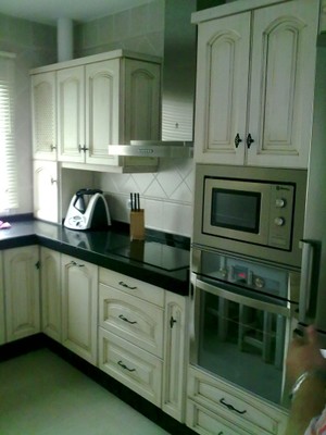 Cocina blanca con envejecido nogal