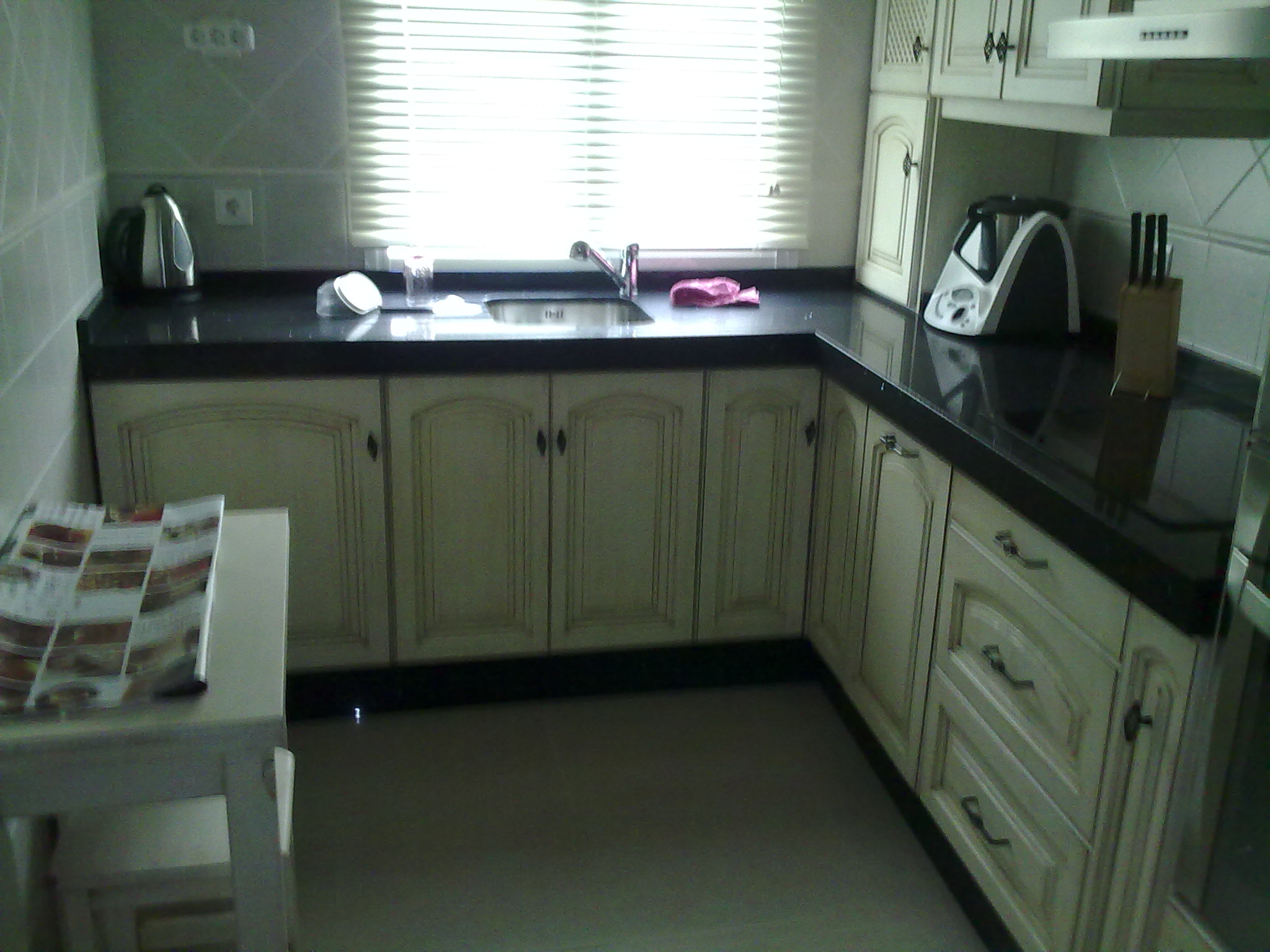 Cocina blanca con envejecido nogal
