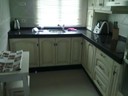 Cocina blanca con envejecido nogal