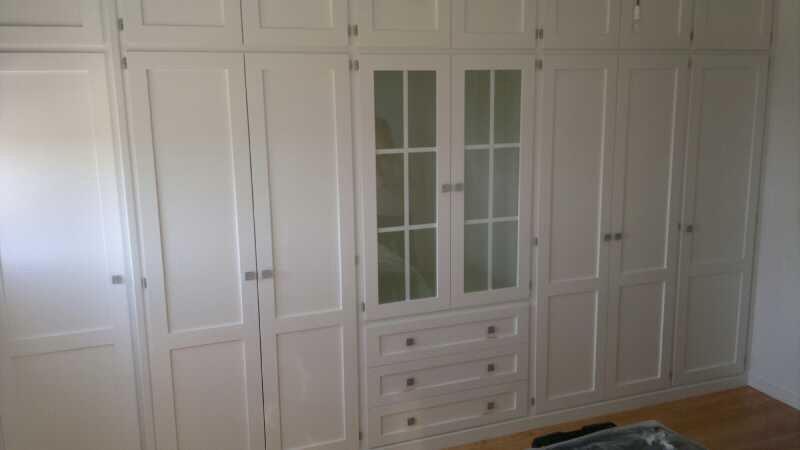 Armario blanco de 8 puertas