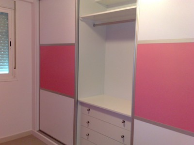 Interior de armario blanco y rosa